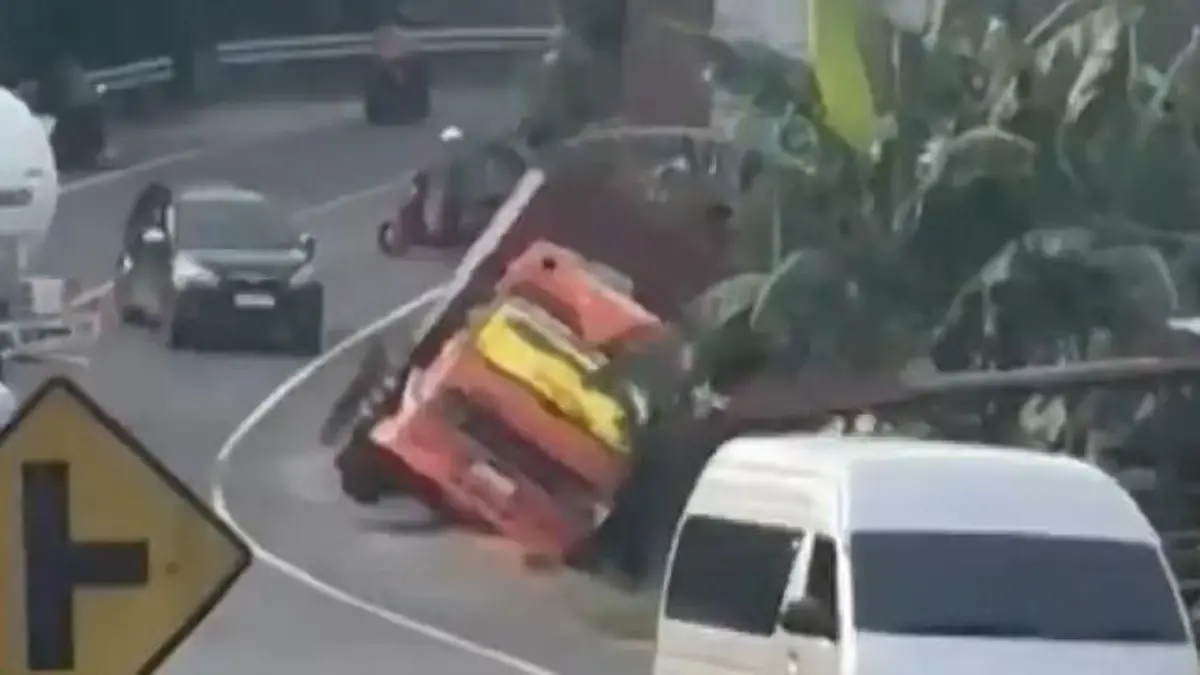 Fahrer machtlos am Hang! Lkw-Bremsen versagen mitten im Straßenverkehr Nur der Graben kann ihn stoppen
