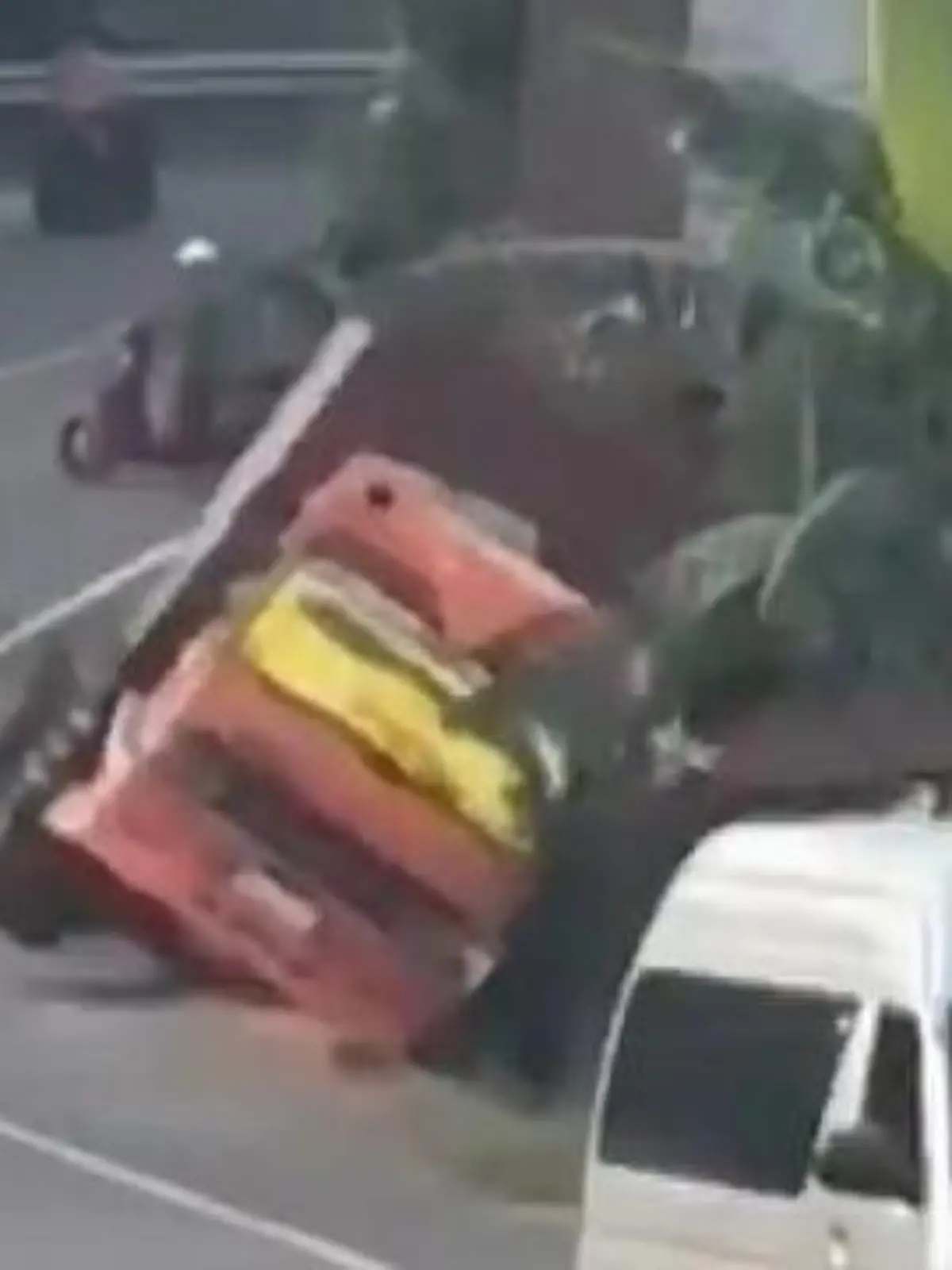 Bild zu: "Fahrer machtlos am Hang! Lkw-Bremsen versagen mitten im Straßenverkehr"