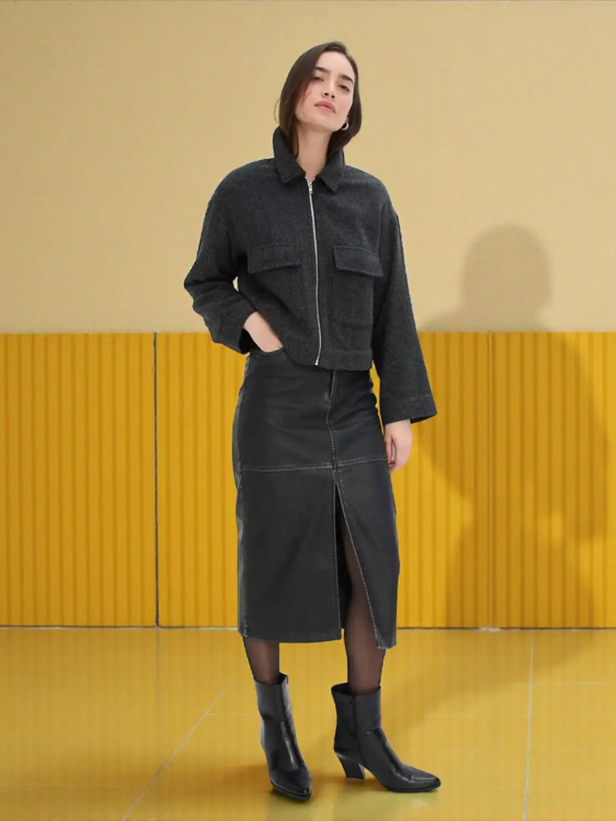 Model trägt Rock in Lederoptik von Bonprix.