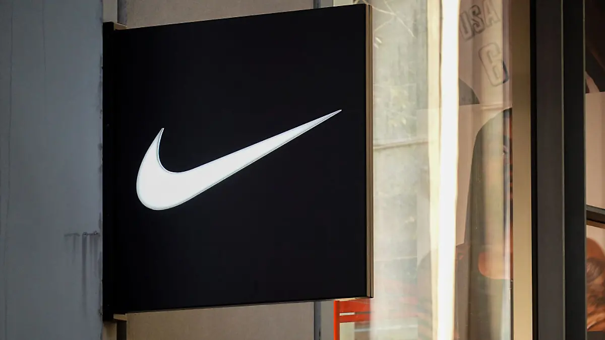 Nike Logo Laden