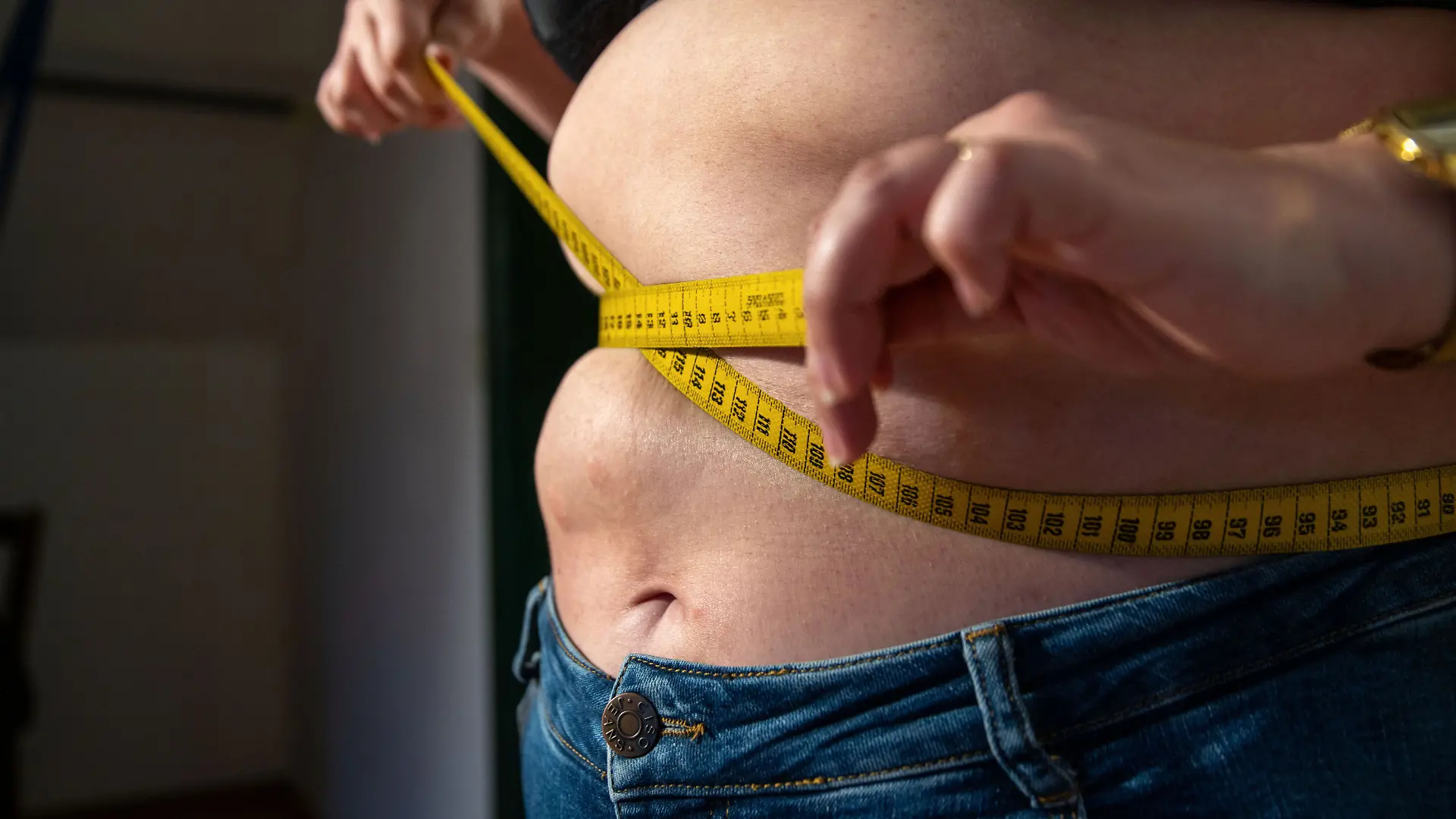 Ein Maßband um einen dicken Bauch (Symbolbild)
