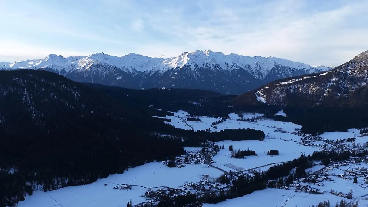 Charmantes Winterpanorama über den Alpen Mit der Drohne über Seefeld