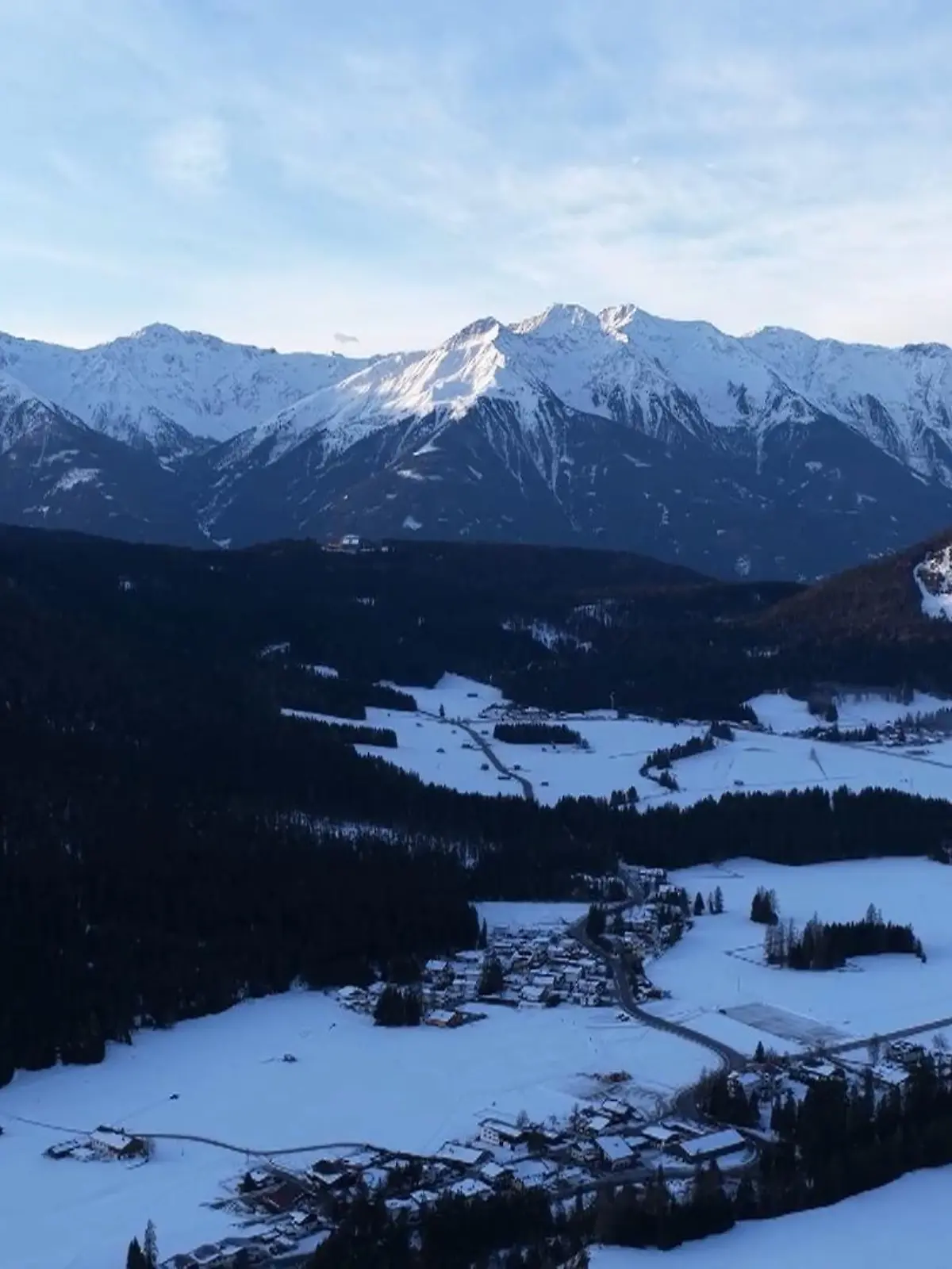 Bild zu: "Charmantes Winterpanorama über den Alpen"