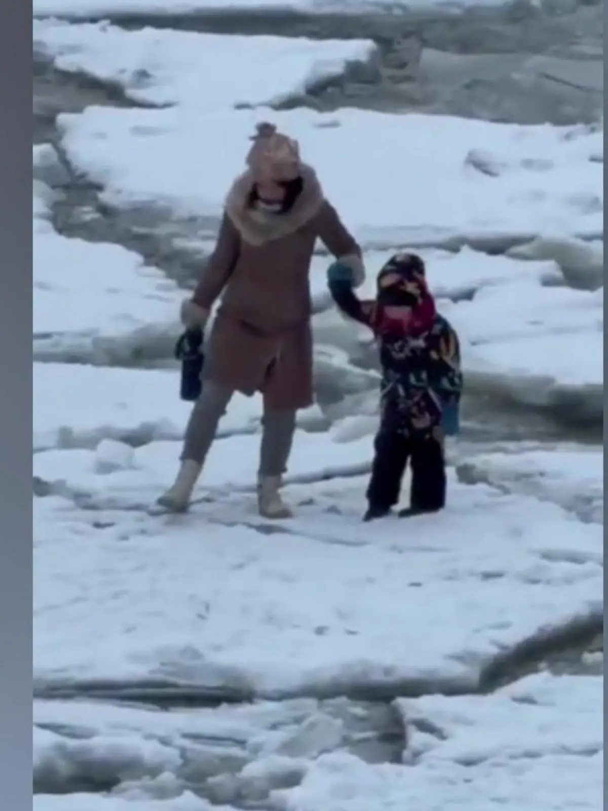 Bild zu: "Plötzlich bricht das Eis! Mutter riskiert Leben ihres Kindes – für einen Spaziergang"