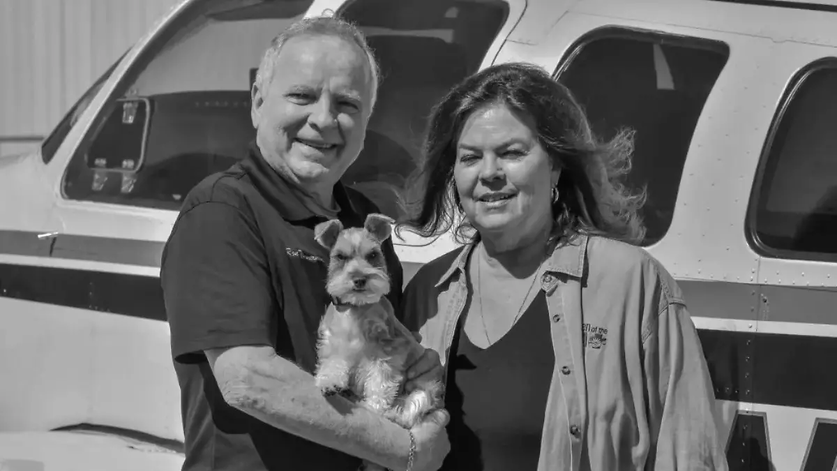 Fluglehrer Rom Timmermanns und seine Frau Barbara sterben bei einem Flugzeugabsturz, nur ihr Hund überlebt.