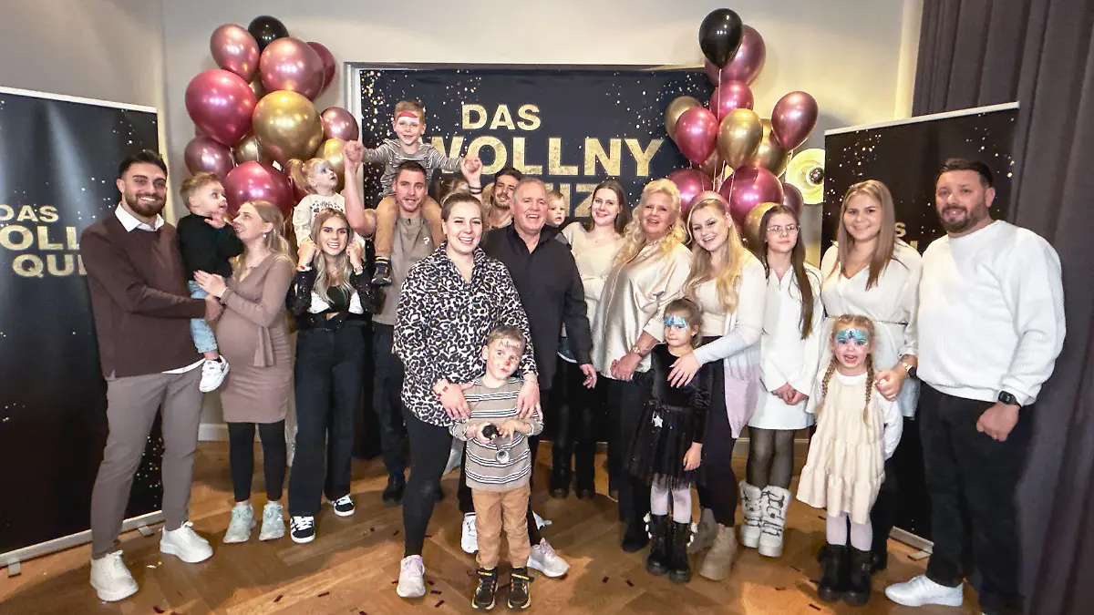 Zum 15-jährigen Jubiläum bei RTLZWEI erwartet die Großfamilie ein Tag voller Überraschungen: Erinnerungen, Emotionen, Humor und eine für die Wollnys eigens konzipierte Quizshow stehen dabei im Mittelpunkt.