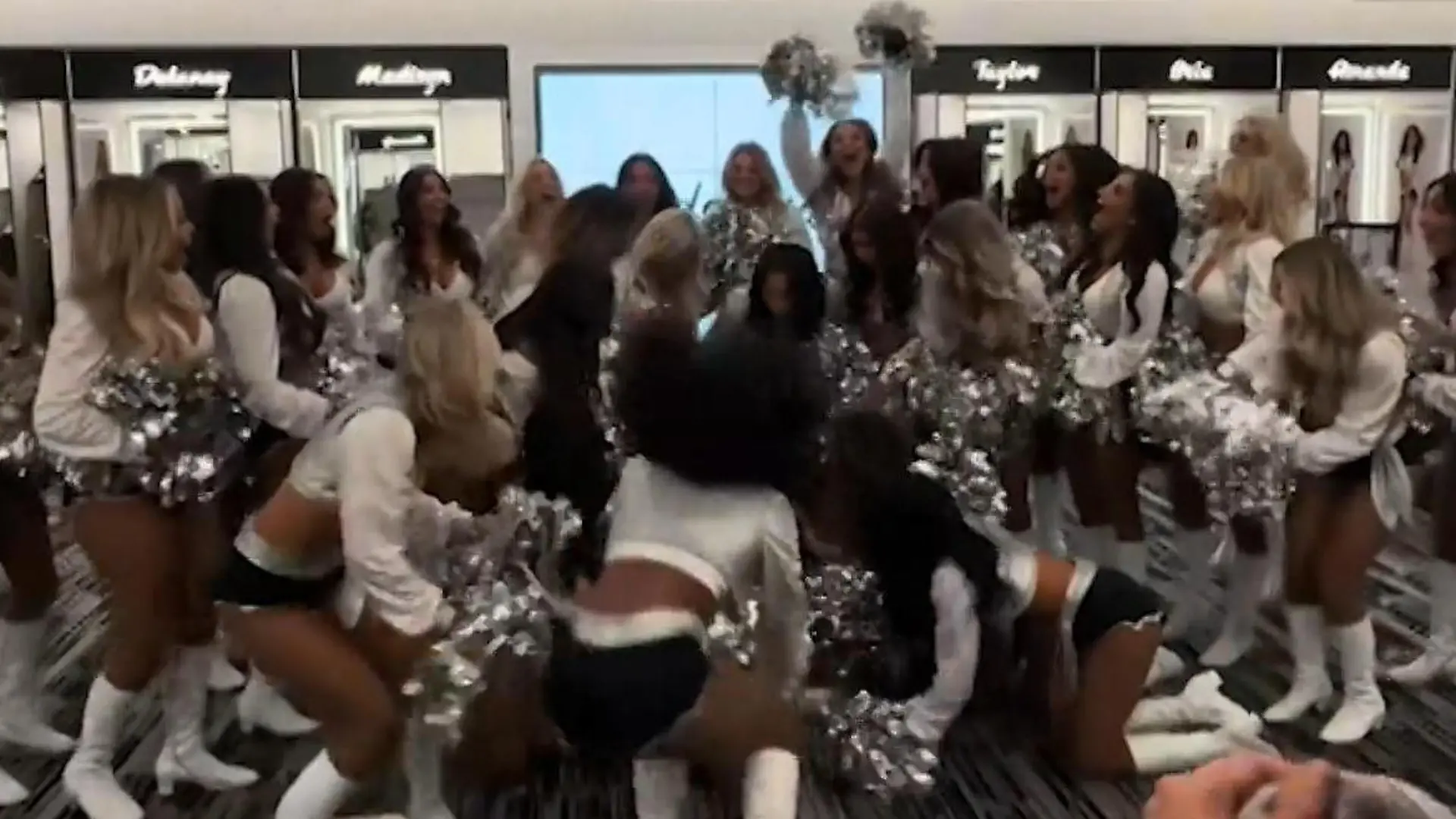 Team-Foto lässt alle jubeln! NFL-Cheerleader rasten aus – als sie DAS hören Überraschung in der Kabine
