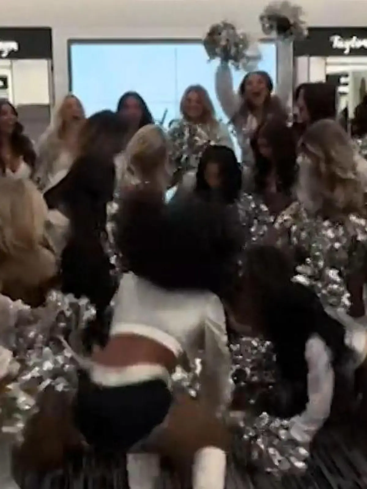 Bild zu: "Team-Foto lässt alle jubeln! NFL-Cheerleader rasten aus – als sie DAS hören"