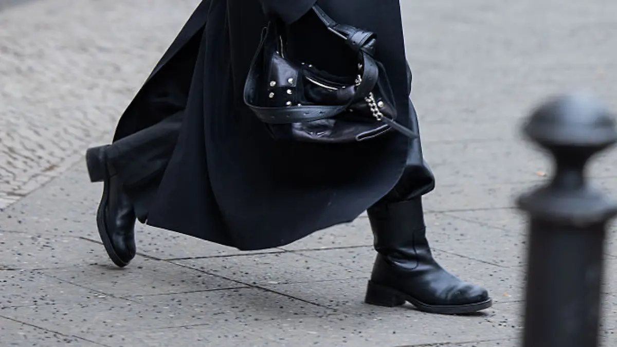 Frau mit dunklen Boots