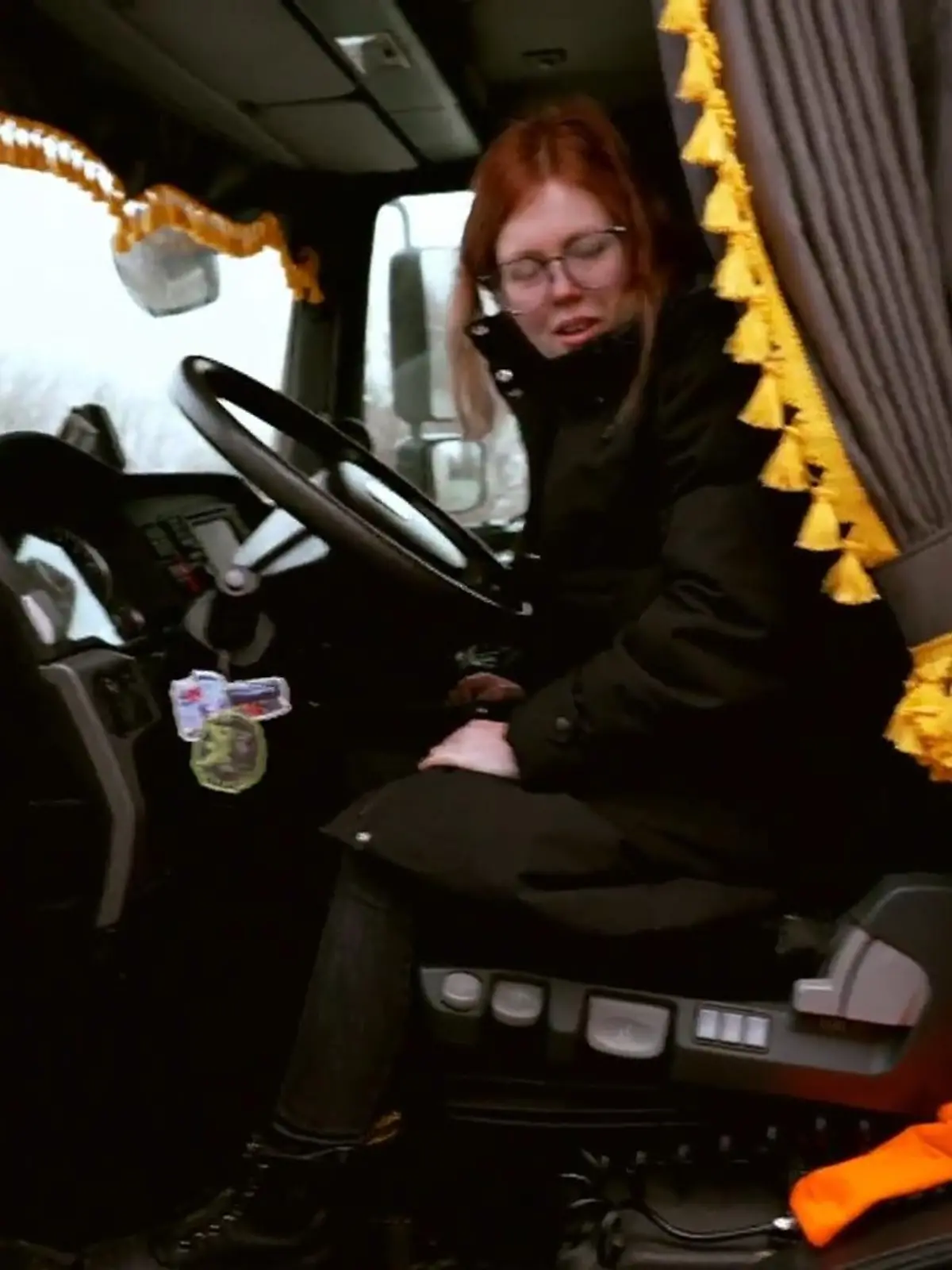 Bild zu: "LKW-Fahrerin bringt Baby auf Rastplatz zur Welt - ohne zu wissen, dass sie schwanger ist"