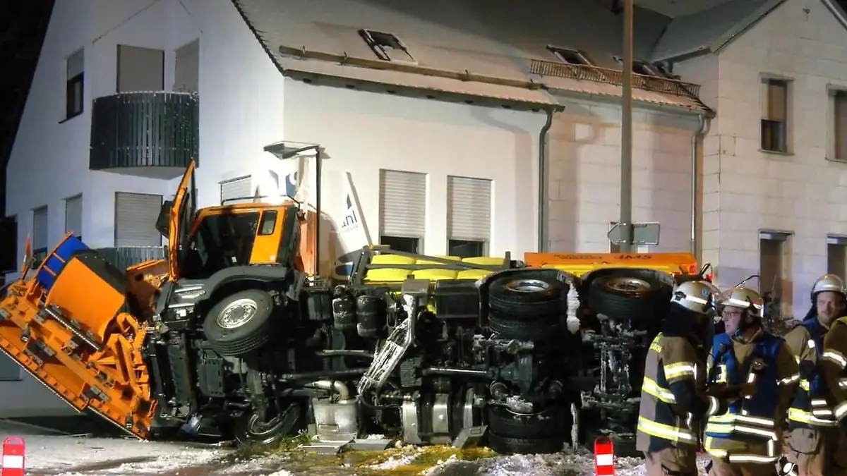 Zu glatt für den Winterdienst! Räumfahrzeug kippt in Bayern gegen Hauswand Unglück in Oberasbach