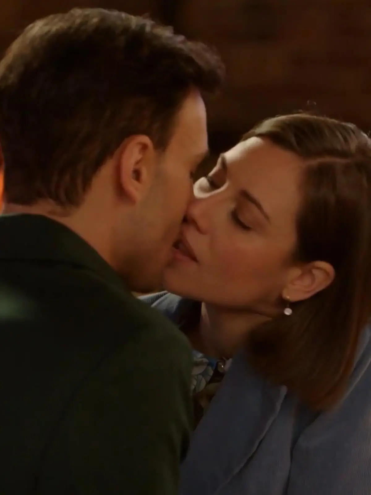 Bild zu: "Matilda hält Erik den Spiegel vor"