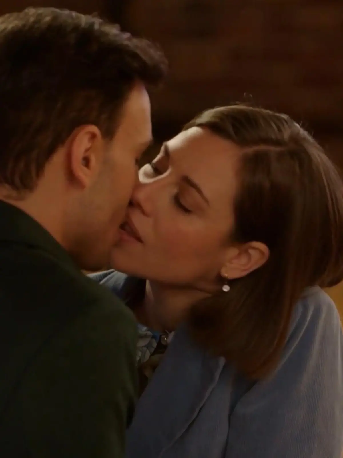 Bild zu: "Wie reagiert Erik auf den Kuss von Matilda?"