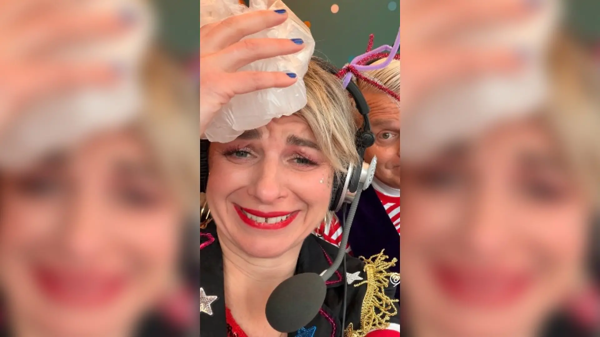 WDR-Moderatorin Sabine Heinrich wurde beim Kölner Rosenmontagszug von einer Pralinenschachtel am Kopf getroffen.