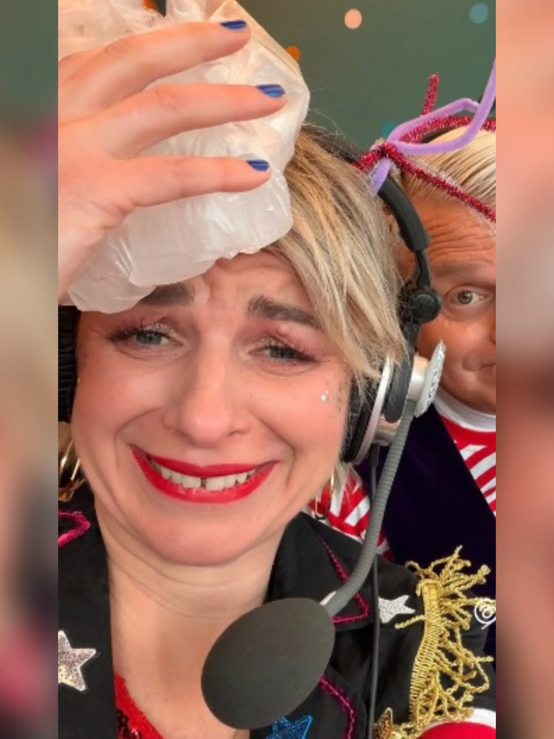 WDR-Moderatorin Sabine Heinrich wurde beim Kölner Rosenmontagszug von einer Pralinenschachtel am Kopf getroffen.