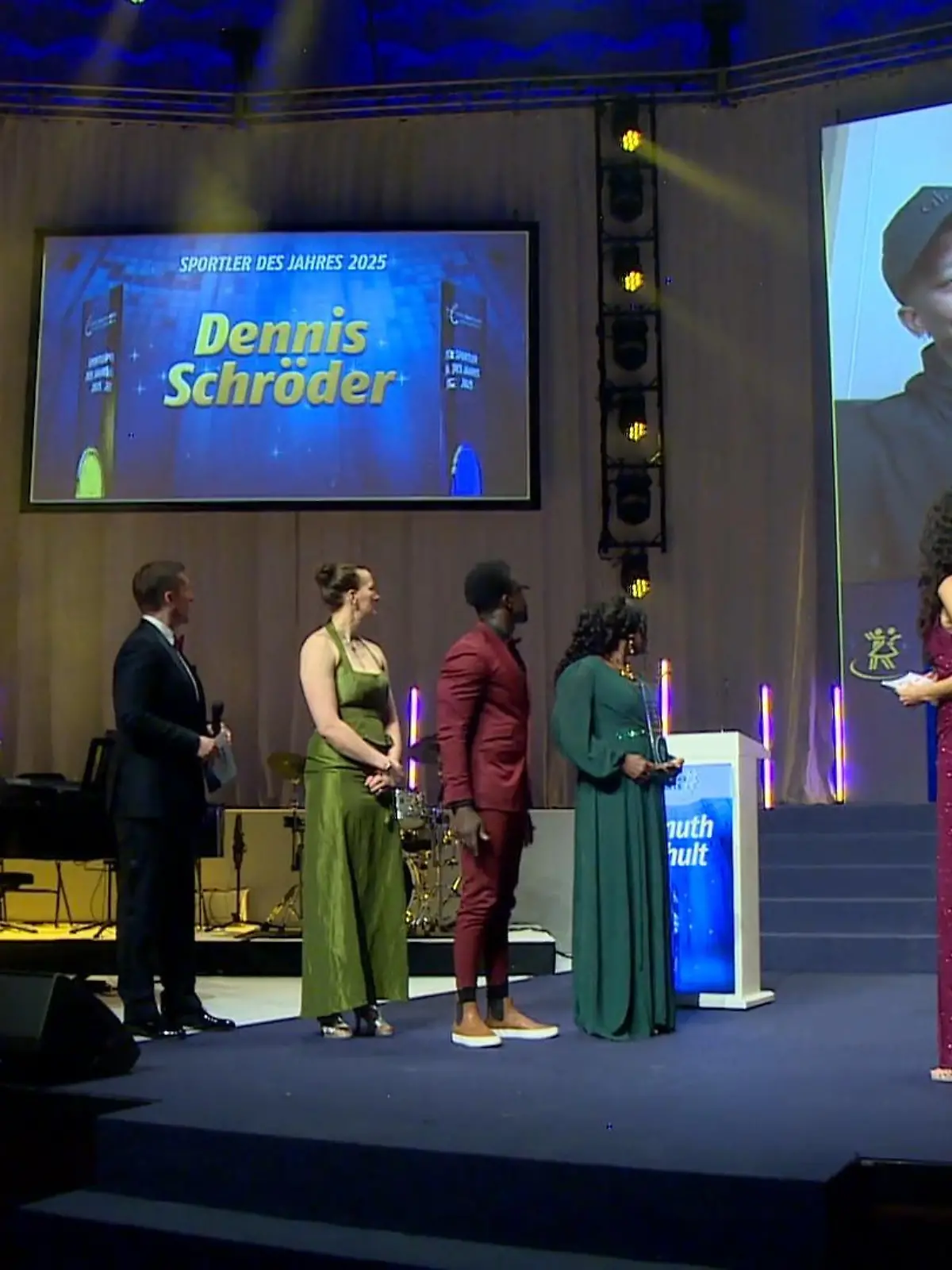 Bild zu: "Erneut abgeräumt! NBA-Star Dennis Schröder gewinnt besondere Trophäe"