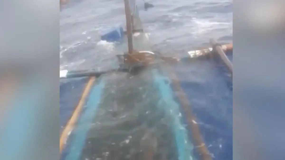 Hilferuf per Livestream! Fischer sitzen auf sinkendem Boot fest Gefangen im Sturm