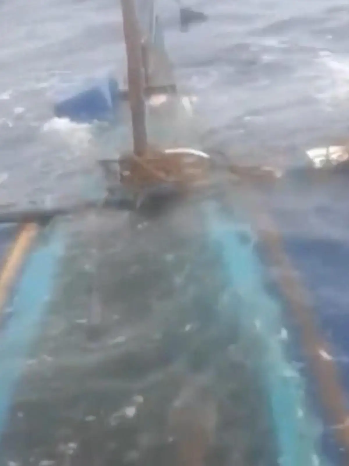 Bild zu: "Hilferuf per Livestream! Fischer sitzen auf sinkendem Boot fest"