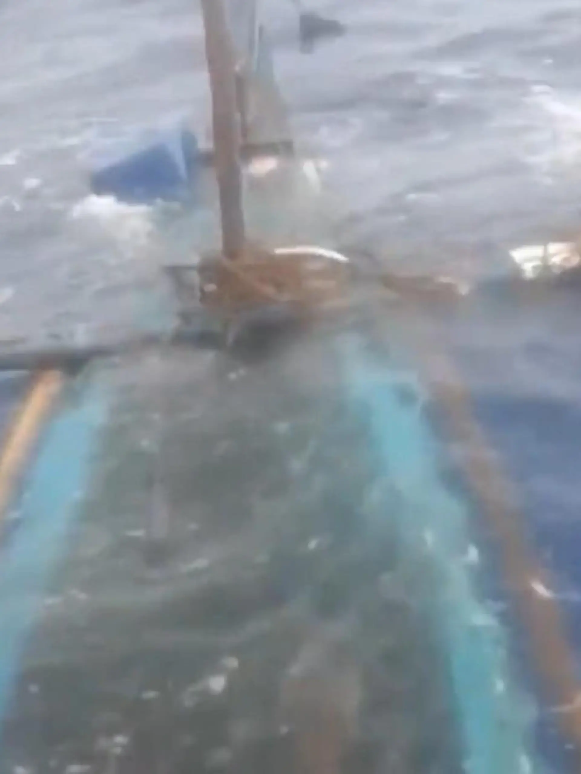 Bild zu: "Hilferuf per Livestream! Fischer sitzen auf sinkendem Boot fest"