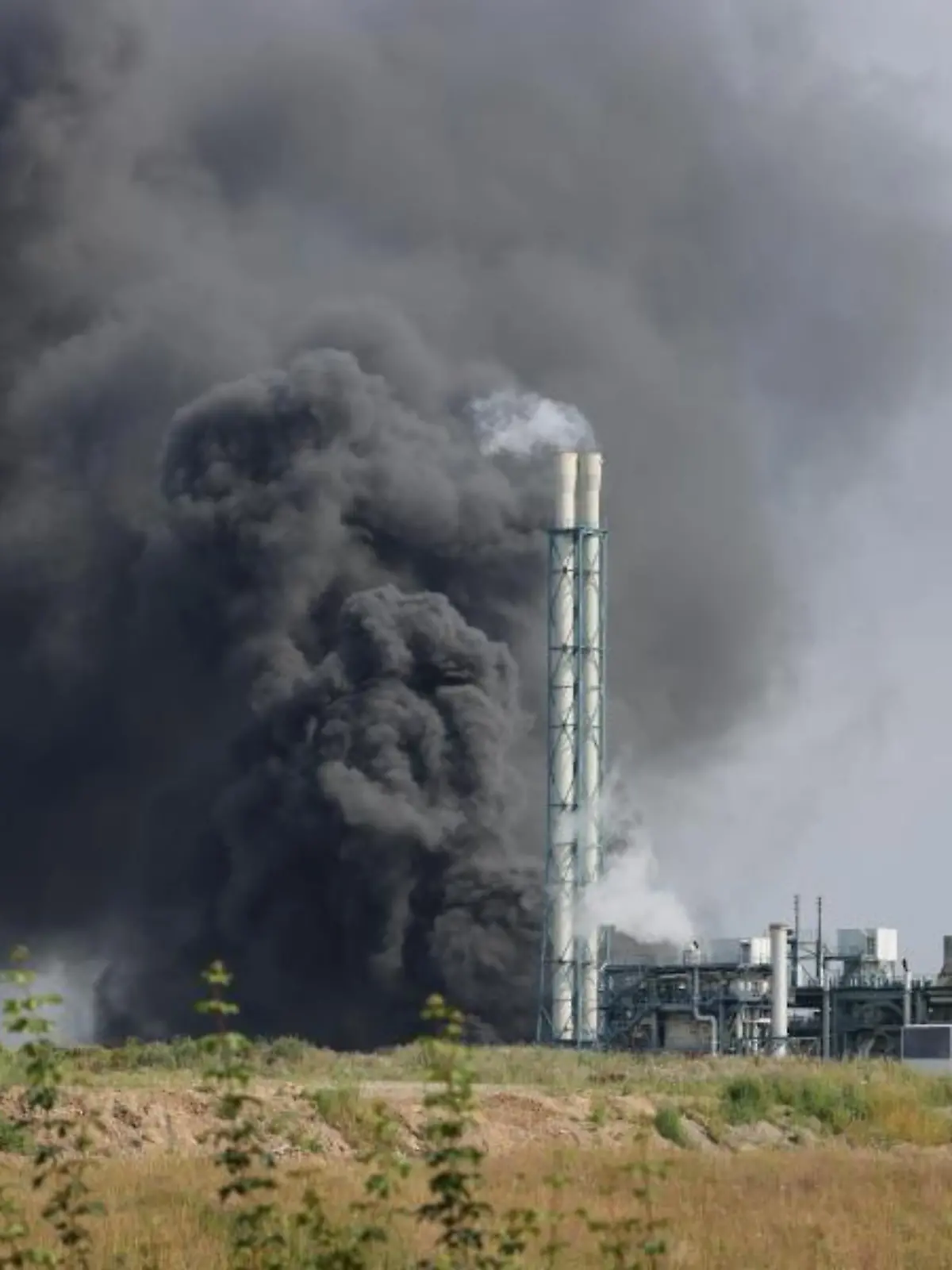 Eine dunkle Rauchwolke steigt über dem Chempark auf