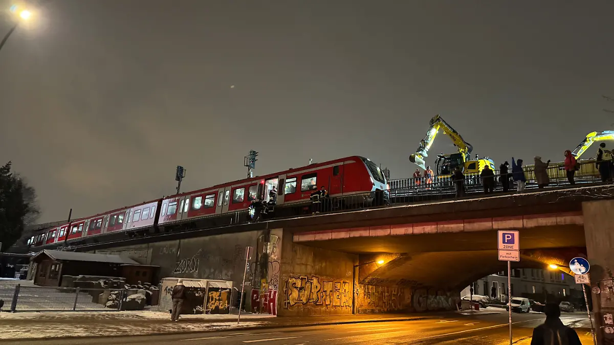 epi_1009975924_DPA BF_wxy54w6agk-v2-ax-ms6144.jpg_S-Bahn-Züge bleiben .jpg