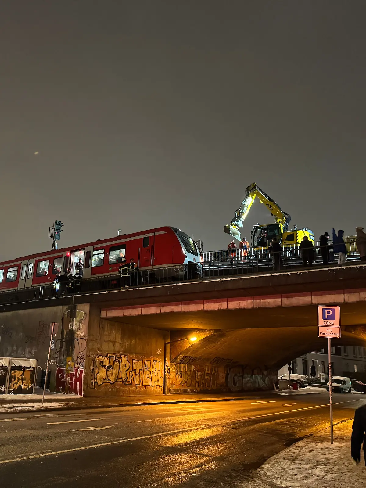 Bild zu: "S-Bahn evakuiert: Fahrgäste müssen bei Minusgraden zu Fuß über die Gleise laufen "