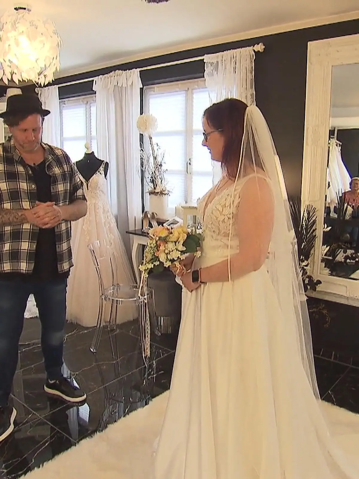 Bild zu: "Jennifer tut sich mit einer Entscheidung schwer"