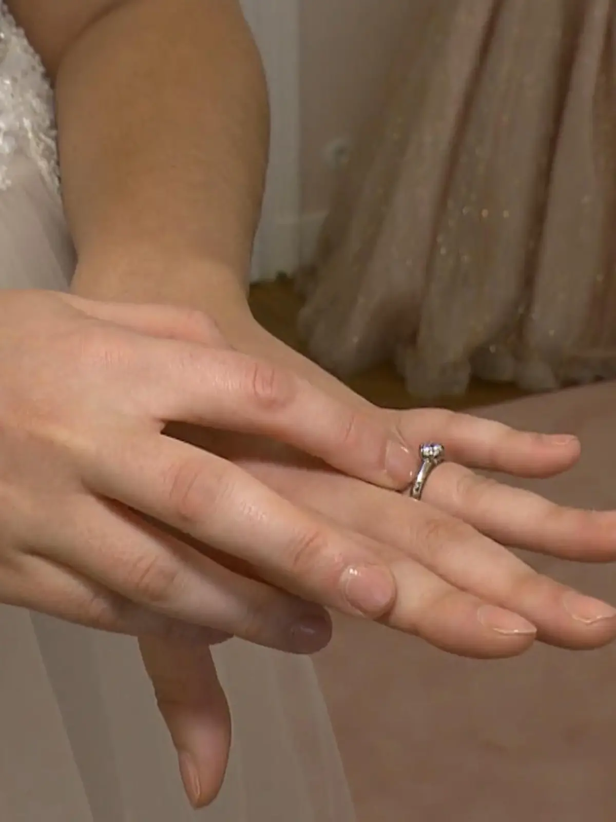 Bild zu: "Joninas Verlobter hat den Verlobungsring selbst gemacht"