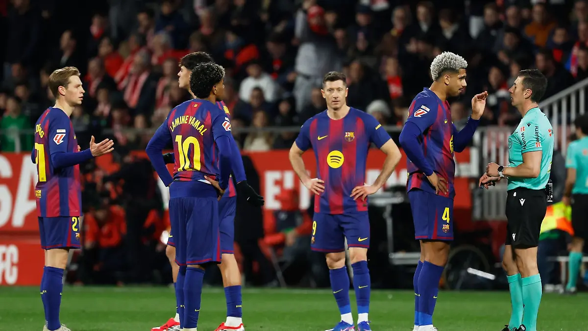 Waren mit der Leistung des Schiedsrichters nicht einverstanden: Die Spieler des FC Barcelona
