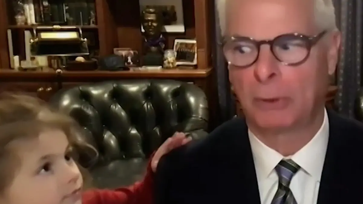 Süßer Mini-Auftritt von Enkeltochter – mitten im TV-Interview! Sie platzt zu Opa ins Büro