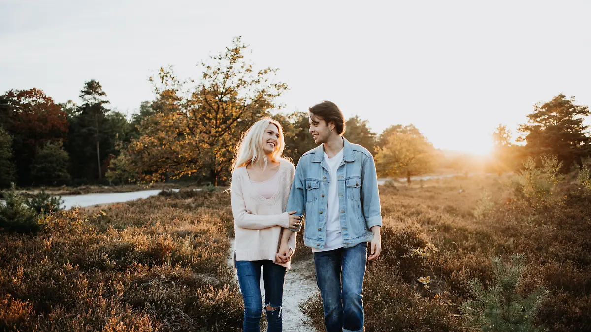 Ein junges Paar spaziert durch die Natur.