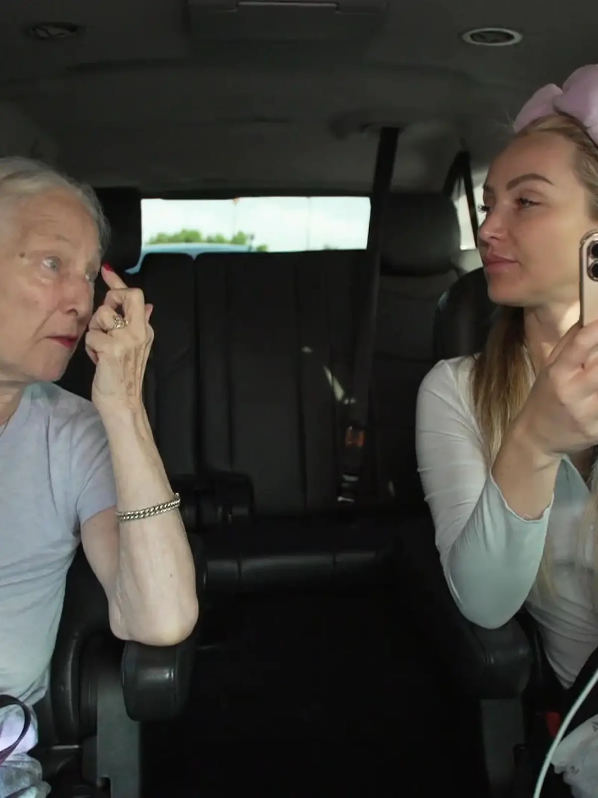 Bild zu: "Magey wagt zwei Korrekturen – mit Mama an ihrer Seite"