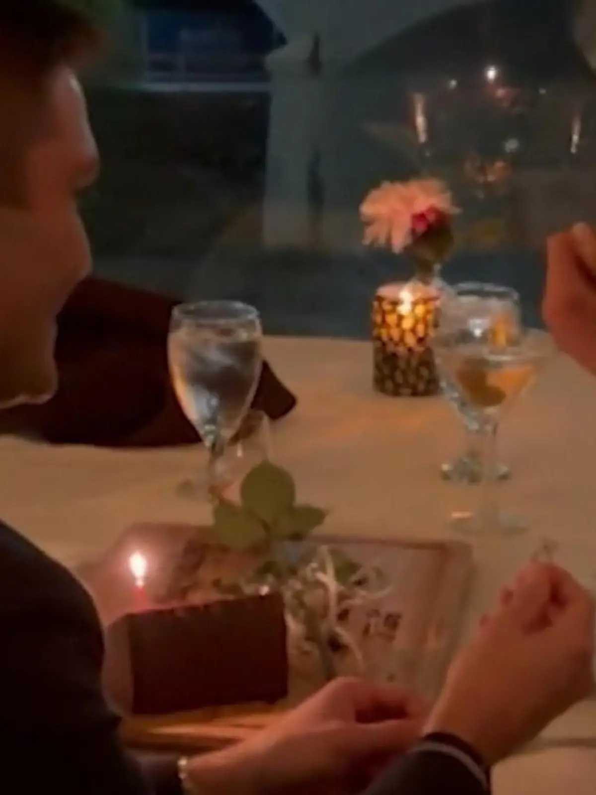 Bild zu: "Mann dreht Geburtstags-Überraschung um – und macht Freundin DAMIT plötzlich sprachlos!"