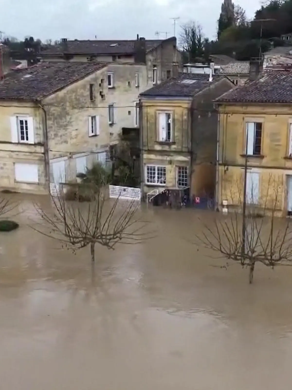 Bild zu: "Überschwemmungen in Frankreich und Spanien! Ganze Ortschaften stehen unter Wasser"