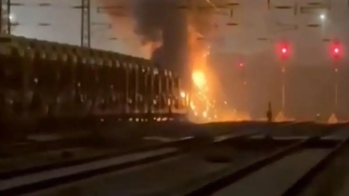 Flammen-Drama auf Zugstrecke! Pkws auf Güterzug brennen aus Millionenschaden in Magdeburg