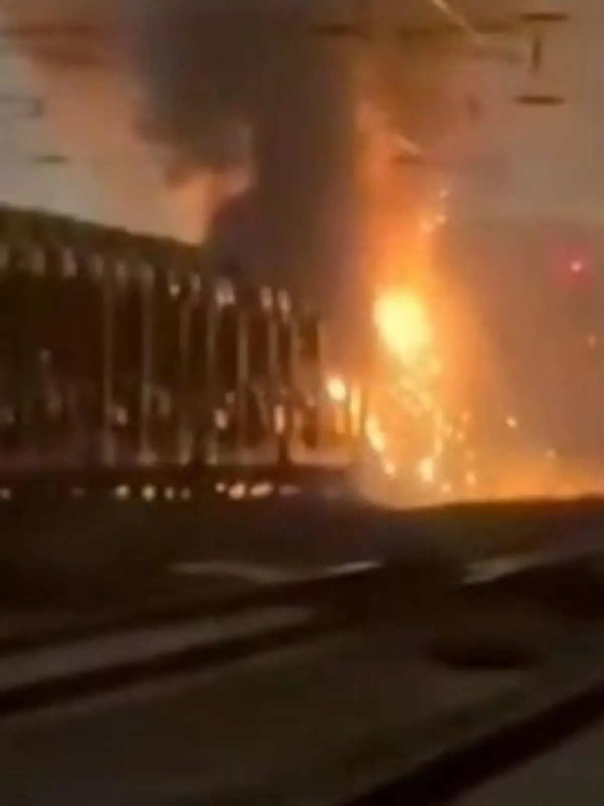 Bild zu: "Flammen-Drama auf Zugstrecke! Pkws auf Güterzug brennen aus"