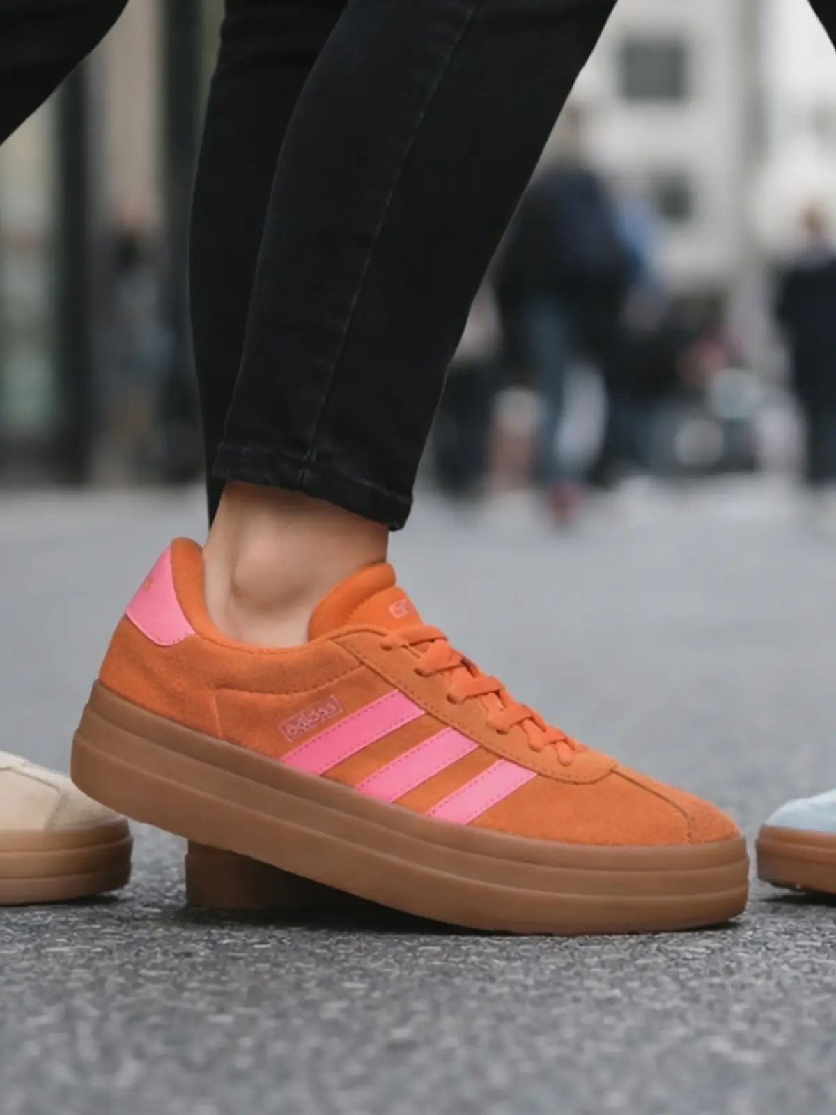 Hochstapeln erlaubt: Plateau-Sohlen verleihen klassischen Sneaker-Silhouetten ein modernes Update und strecken die Figur.