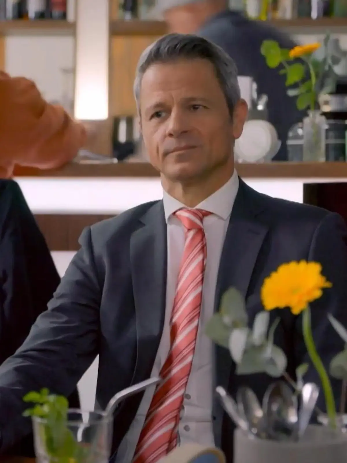 Unter uns: Benedikt und Gottfried beraten, wer Geschäftsführer werden soll