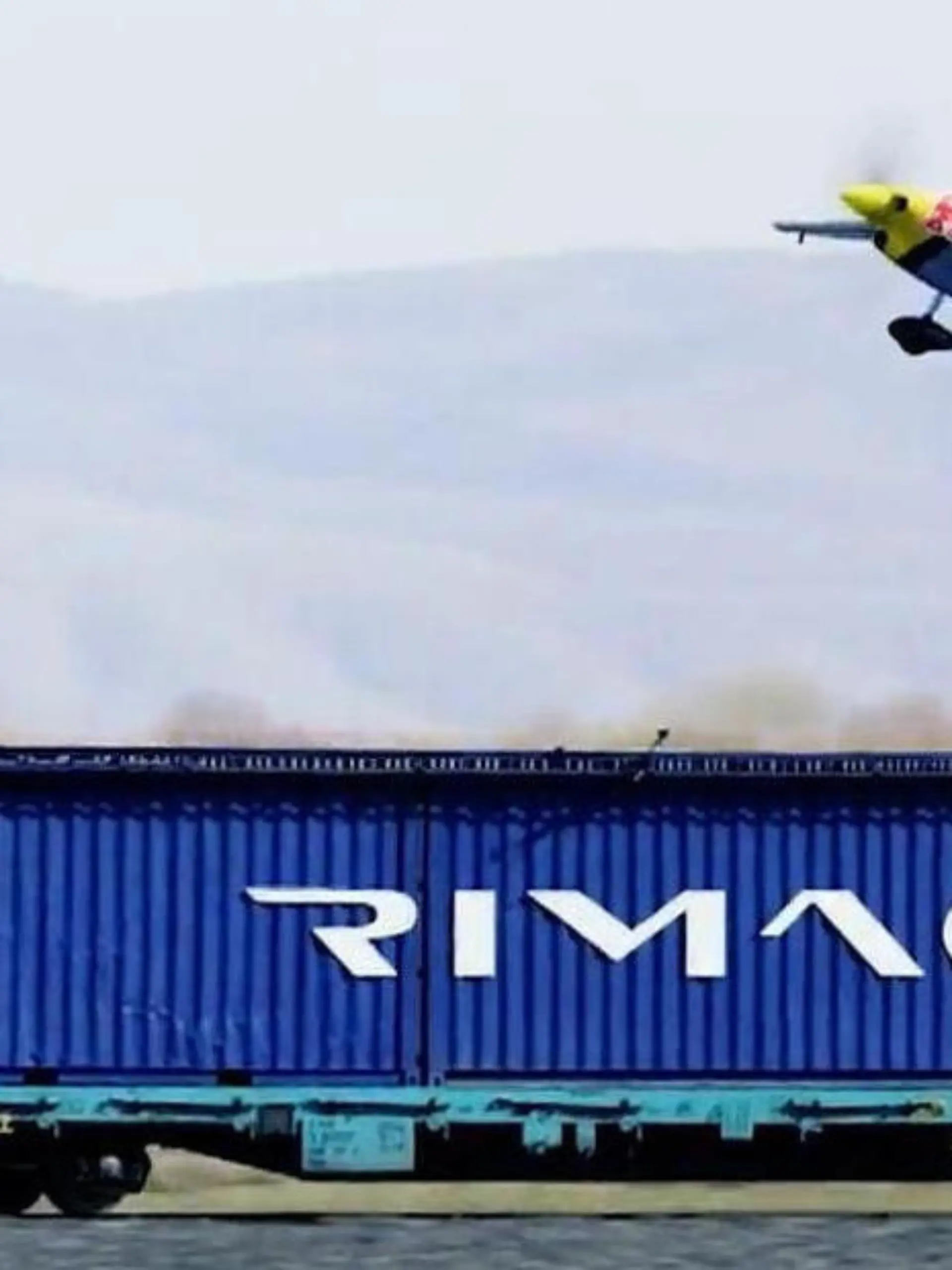 Start und Landung auf fahrendem Zug! Pilot wagt riskanten Stunt mit Flugzeug