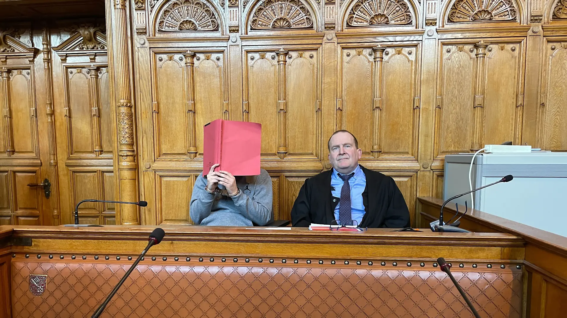 Der Angeklagte Feriz S. möchte vor Gericht nicht erkannt werden