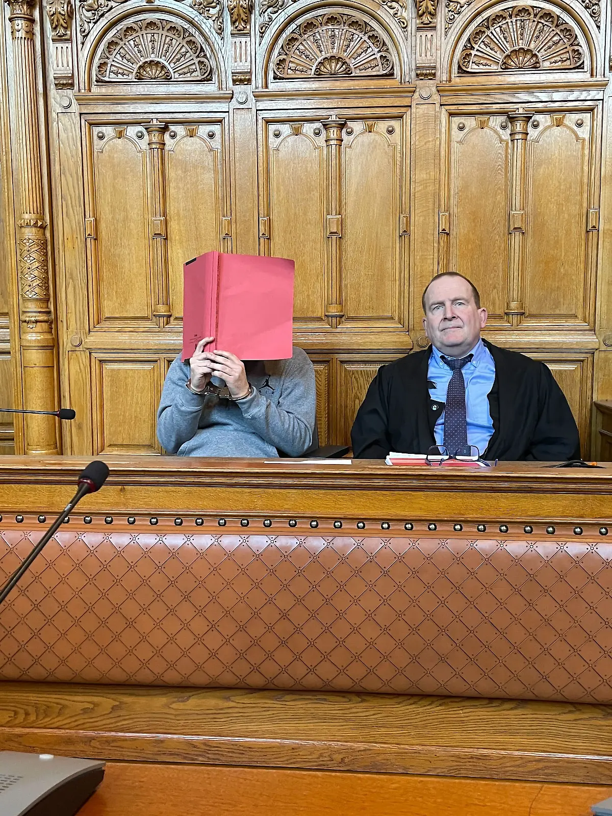 Der Angeklagte Feriz S. möchte vor Gericht nicht erkannt werden