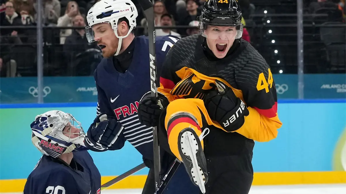 Das deutsche Eishockeyteam um Torschütze Joshua Samanski jubelt über den Viertelfinal-Einzug bei Olympia.