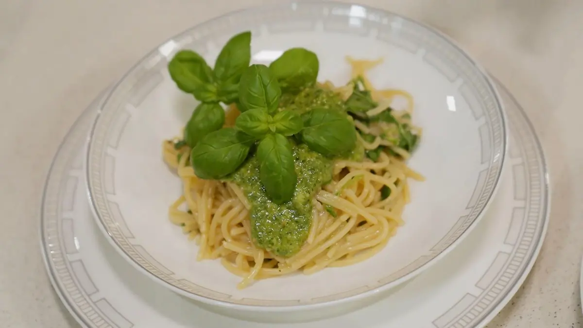 Lafers cremige Spaghetti mit Basilikumpesto Mit Sternekoch-Trick