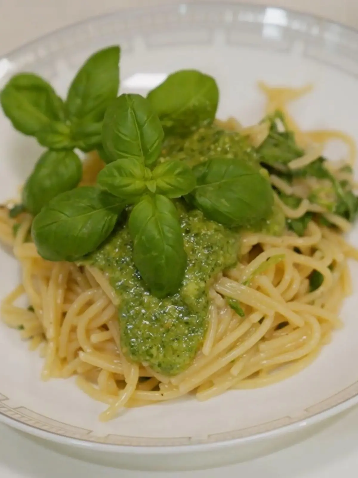 Bild zu: "Lafers cremige Spaghetti mit Basilikumpesto"