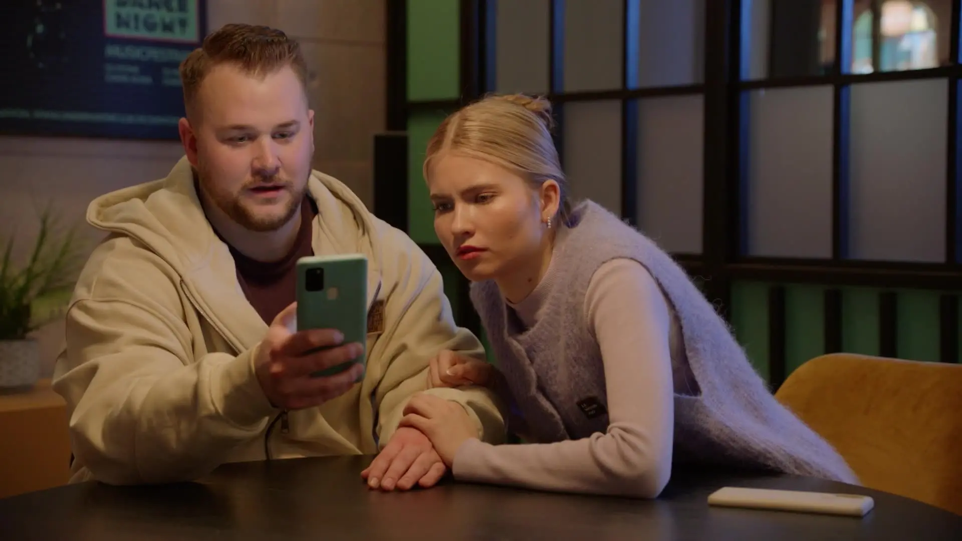 Jonas und Johanna wollen für Gerechtigkeit kämpfen. Das ist allerdings nicht ganz so einfach.