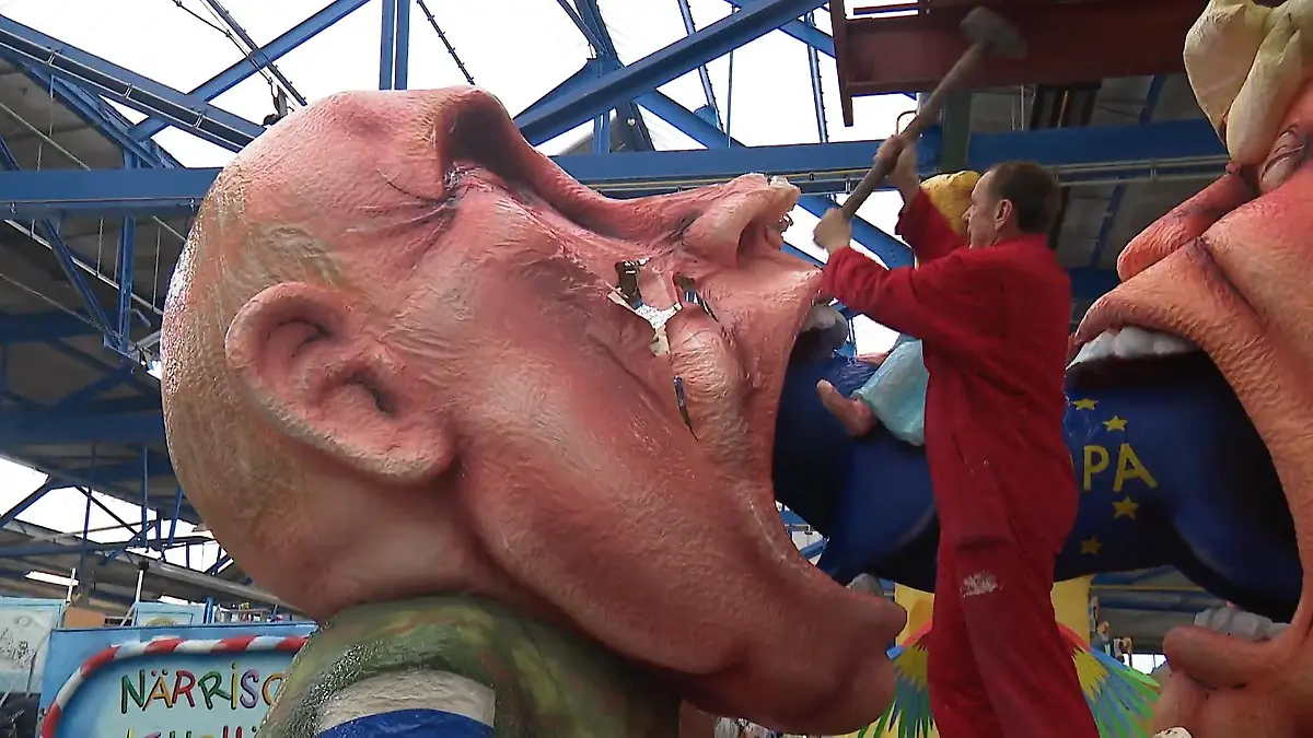 Tilly zerstört Mottowagen Karnevalskarren landen im Schrott