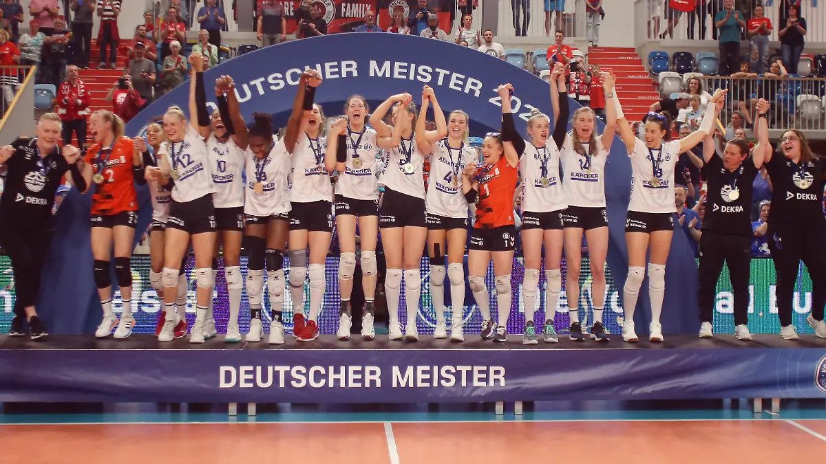 Potsdam , Bundesliga Volleyball Play-off Finale Spiel 4 , SC Potsdam vs. Allianz MTV Stuttgart , Jubel Stuttgart , links: Tore Aleksandersen *** Potsdam , Bundesliga Volleyball Play off Final Game 4 , SC Potsdam vs Allianz MTV Stuttgart , cheering Stuttgart , left Tore Aleksandersen