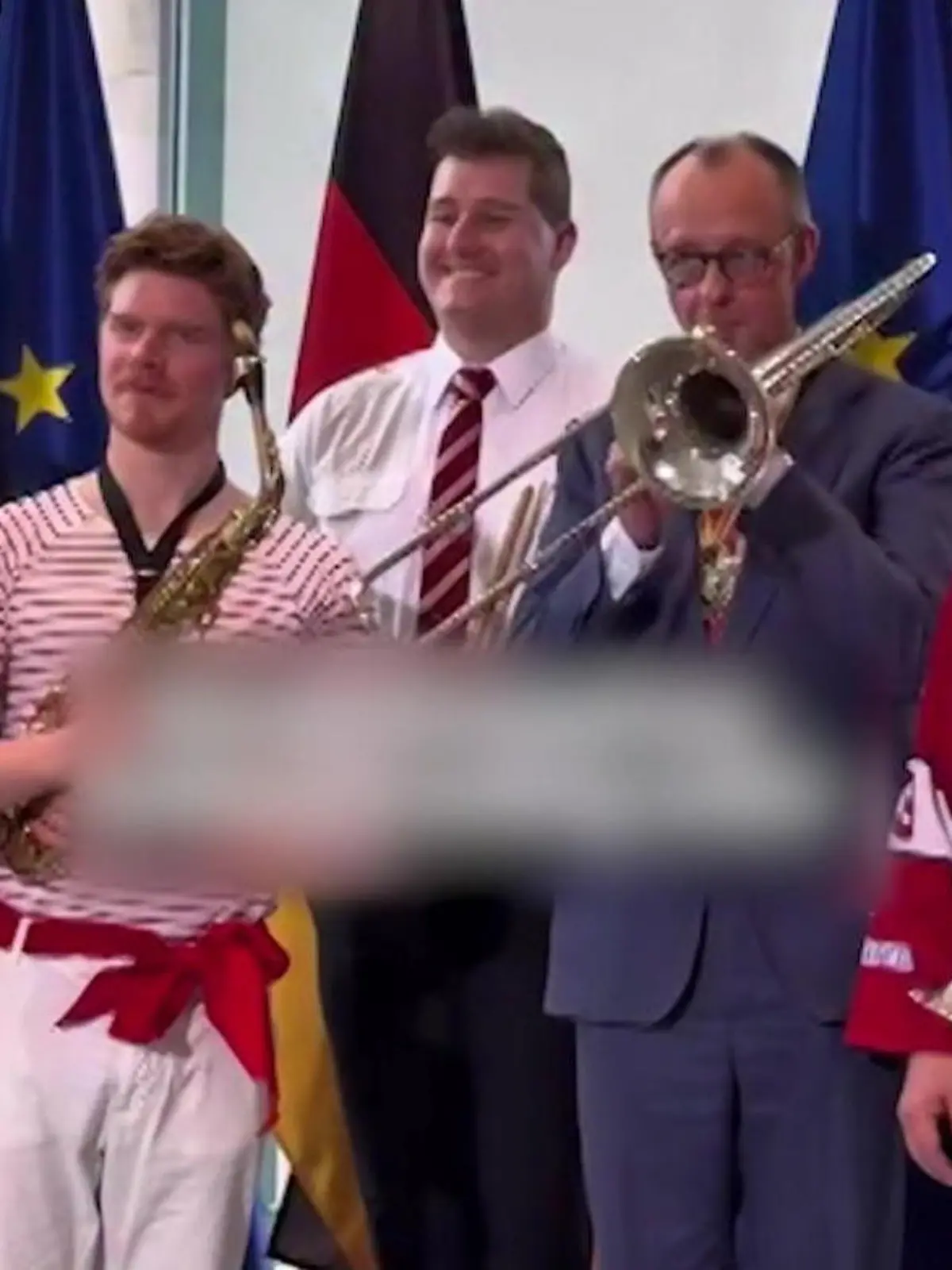 Bild zu: "Hier greift Friedrich Merz plötzlich zur Trompete!"