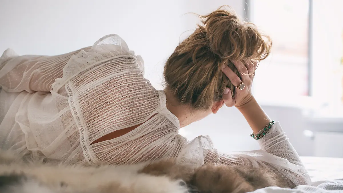 Frau trägt ein Kleid mit Spitze und Rüschen.