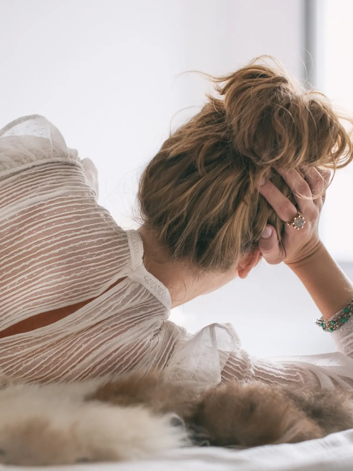 Frau trägt ein Kleid mit Spitze und Rüschen.